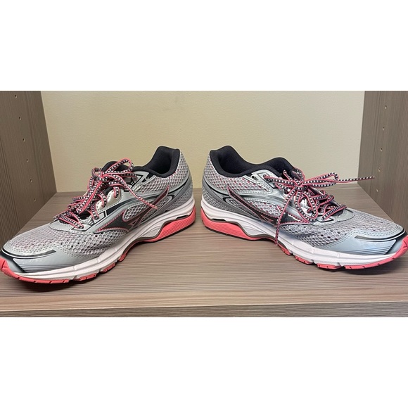 Mizuno 9.5 pink blue and white gently worn - Picture 3 of 4